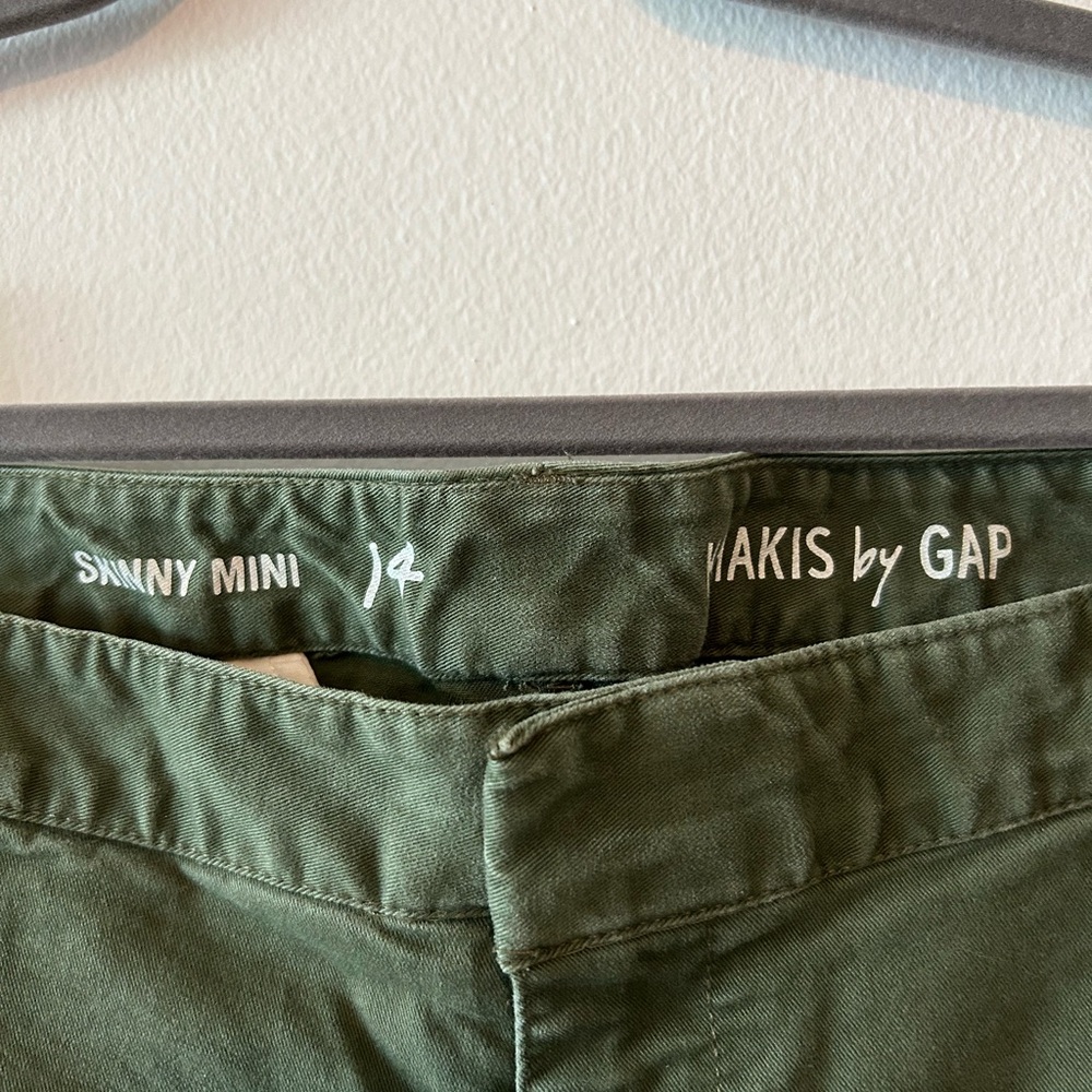 The Gap’s Skinny Mini khaki in army green, Size 14